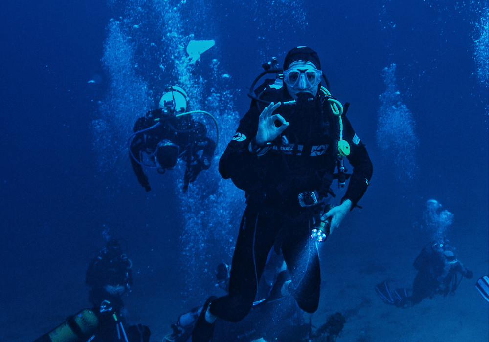 scuba diving with the aqualung rogue reliable buoyancy control device for a comfortable diving experience